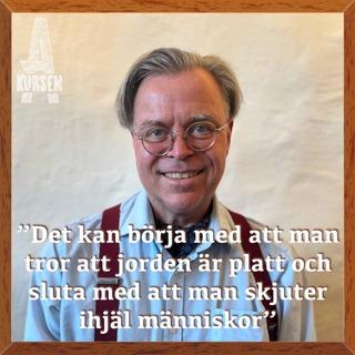 ”Det kan börja med att man tror att jorden är platt och sluta med att man skjuter ihjäl människor” (Överkursen i konspirationsteorier)